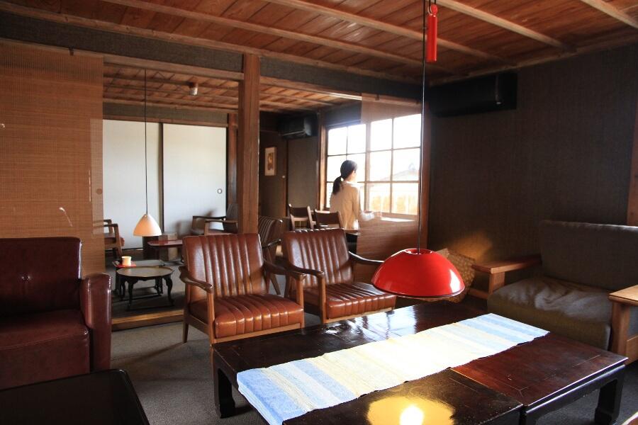 2階は上質な家具が配されたカフェになっており、一方に小浜温泉の町並みと海を、もう一方に原生林を望め、ゆっくりとした時間を過ごせます