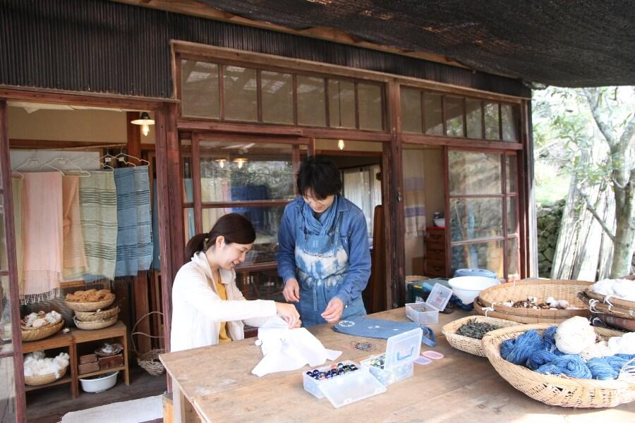 しっかりと教えてもらえるので初めての方でも安心！草木染体験の所要時間は約2～3時間。素材は工房で用意してもらえるので、手ぶらで体験可能です