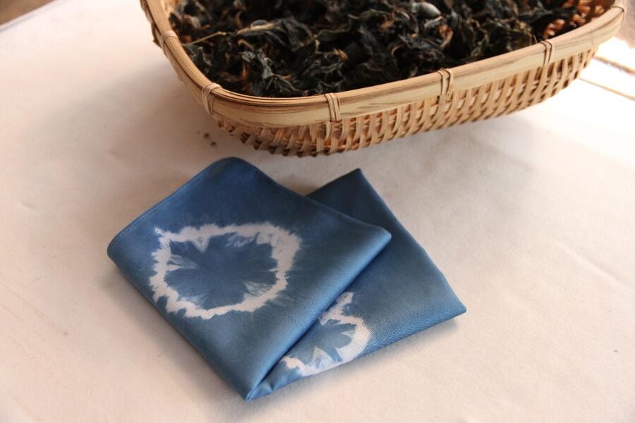 浸け込んで空気にふれさせる作業を繰り返し、最後にゴムをほどくと、同じ模様が二つとしてないオリジナルアイテムの完成！そのまま持ち帰ることができますよ