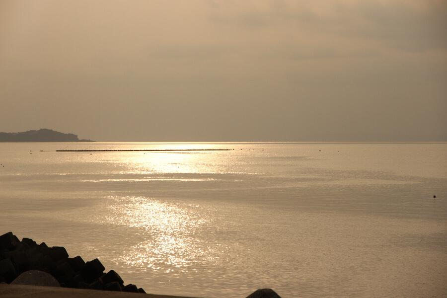 天気がいい日には足湯に浸かりながら目の前の橘湾に沈む美しい夕日を望めます。刻一刻と変わる景色に時間がたつのを忘れて見入ってしまいます