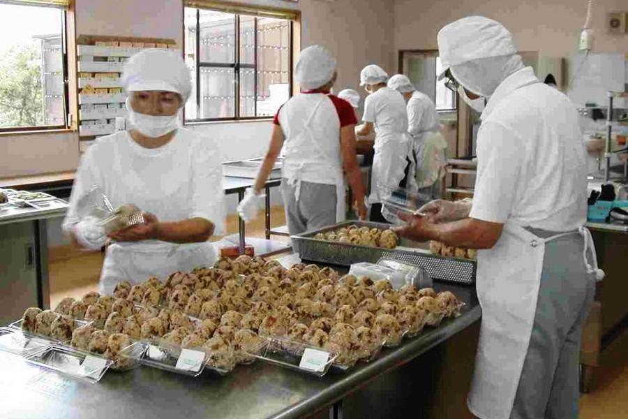 出来立てほかほかの吉野鶏めし。1つ1つ丁寧に握っています