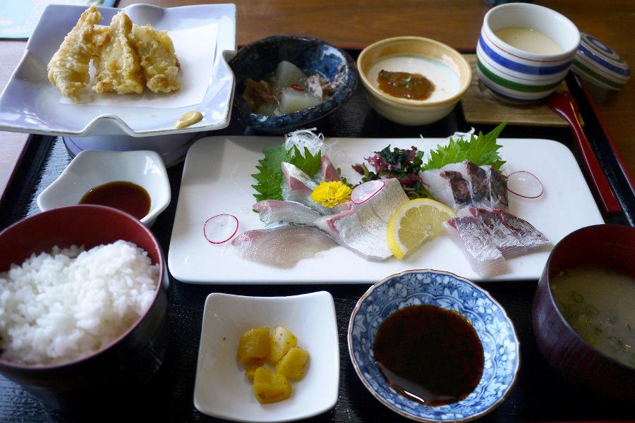 関アジ関サバの両方が楽しめ、とり天も付く「関の瀬御膳3600円」