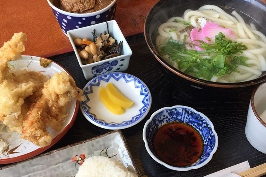 おにぎりにとり天が付いてボリューム満点の定食1080円
