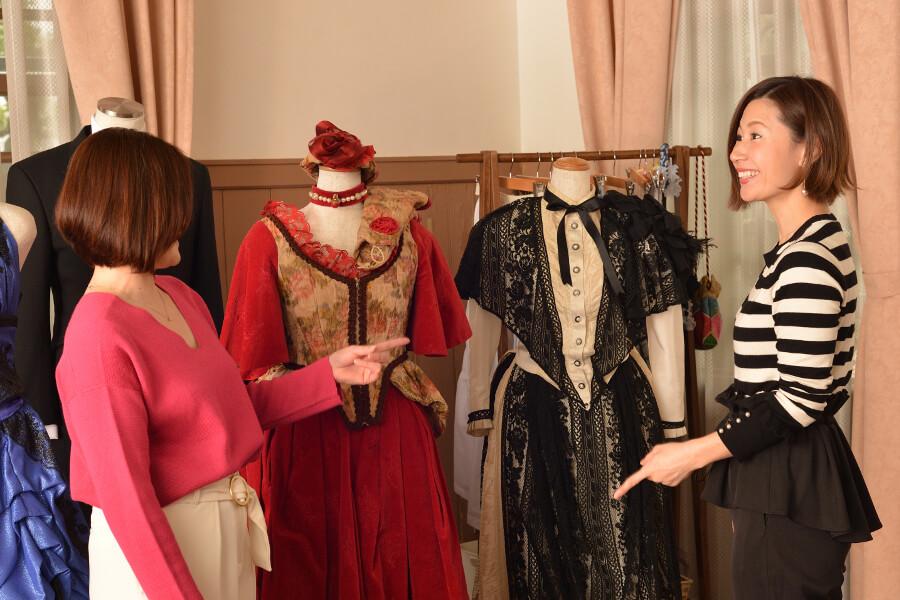 レトロ衣装（有料）のほか、ドレスなどが用意されています。どれも素敵な衣装ばかり