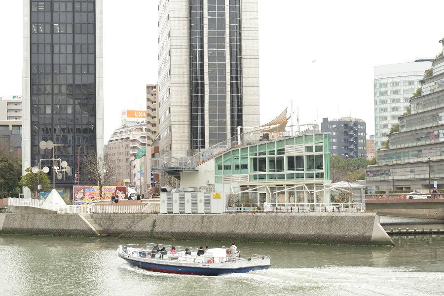 船の形をした建物「SHIP’S GARDEN（シップスガーデン）」。アフタヌーンティーに、星期菜ヌードル&シノワへ