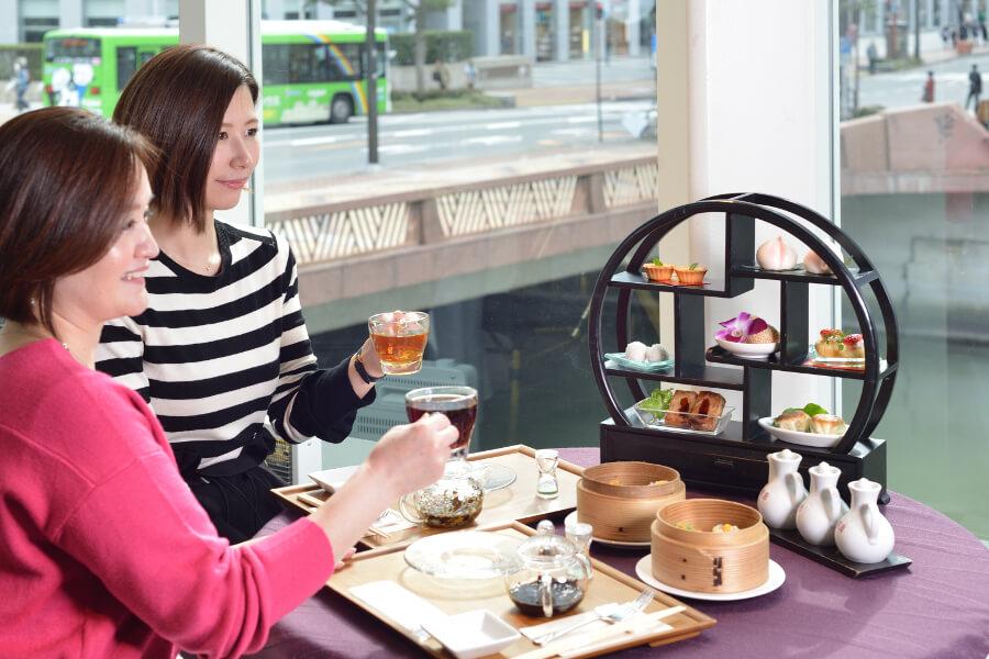 天心、中華菓子、デザートなどがセットの香港ハイティをオーダー