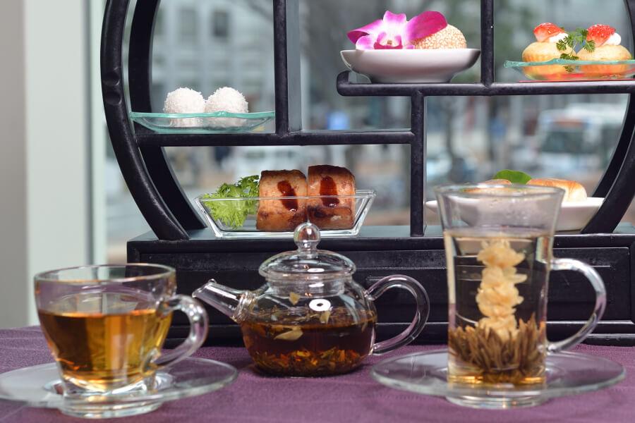 熱めの白湯をコップに注ぐと、ジャスミンの葉っぱの間からムクムクっと花が開きました。工芸茶のしかけに、しばしうっとり