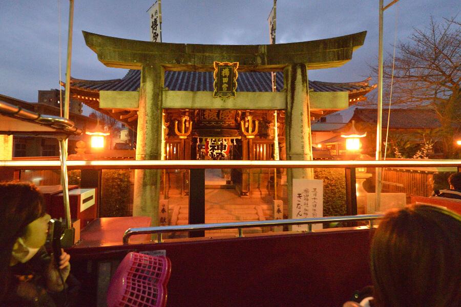 日没とともに出発。博多駅や、博多の総鎮守・楠田神社のライトアップを、ちょっと違った角度から楽しめます