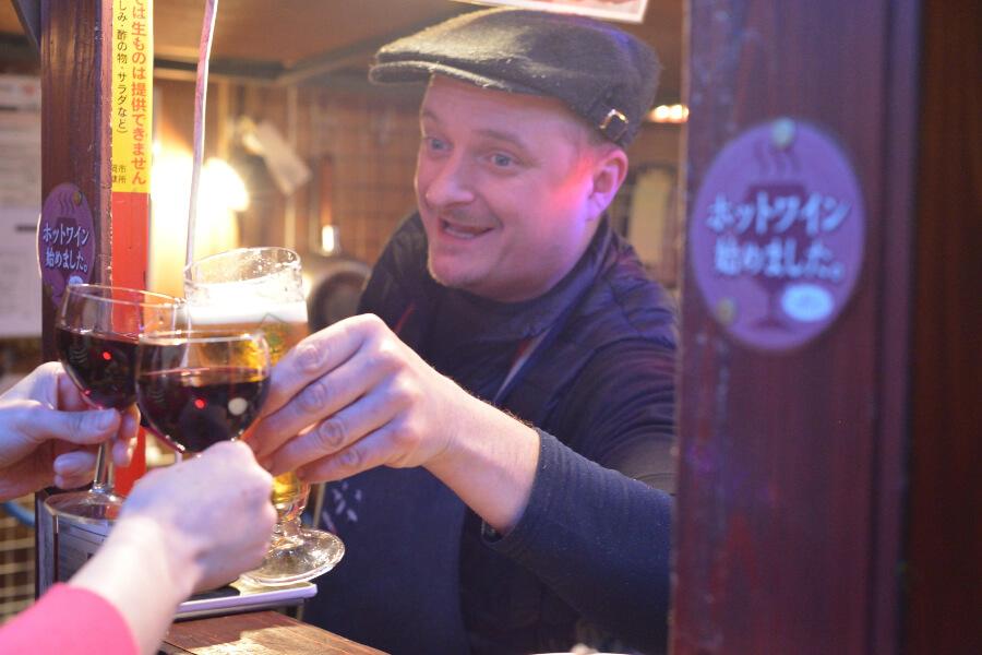 陽気な店主・レミさんと乾杯！　奥深い温かさを感じながら、ワインが進みます