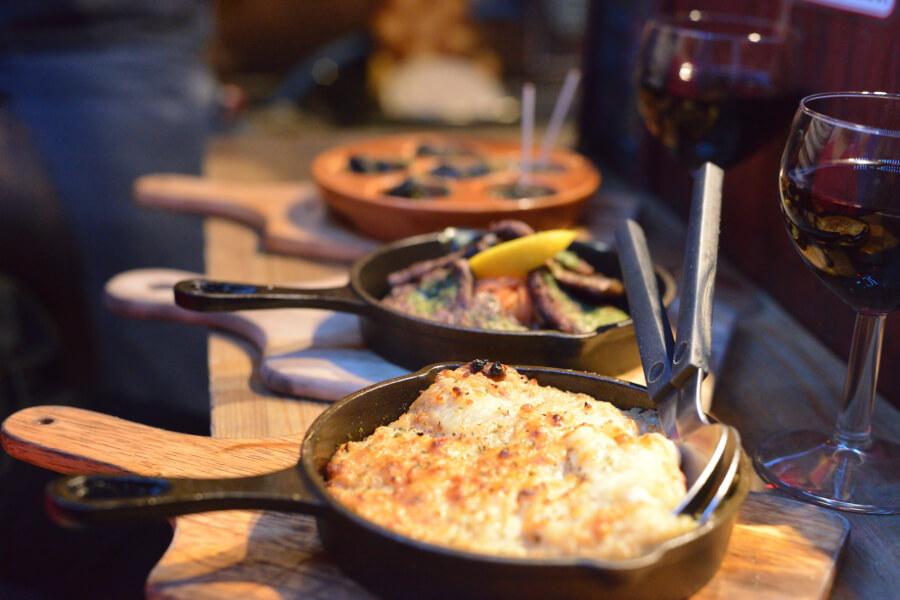 エスカルゴやステーキ、ポテトグラタンなど、屋台とは思えないほどのクオリティの高さ