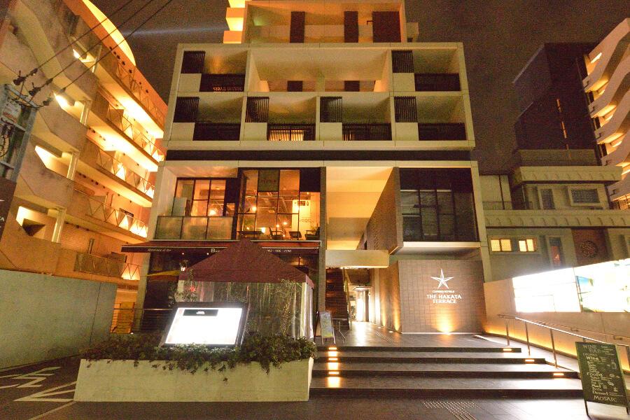 ピンクに染まった頬に夜風を受けて、大人のまち、春吉へ。2軒目は、Bar「MOSAIC（モザイク）」