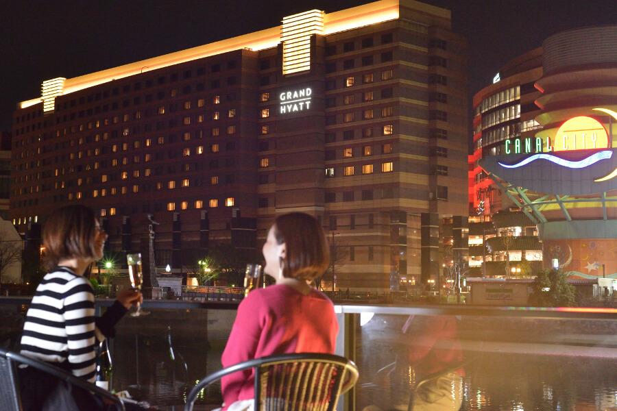 テラス席からは、キャナルシティ博多と清流公園の屋台が望めます。絶好のロケーションで、あっという間のひとときです