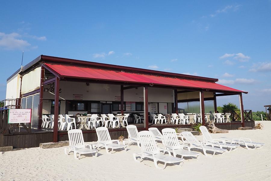 オーシャンビューカフェでランチの後は、のんびり海辺を散策