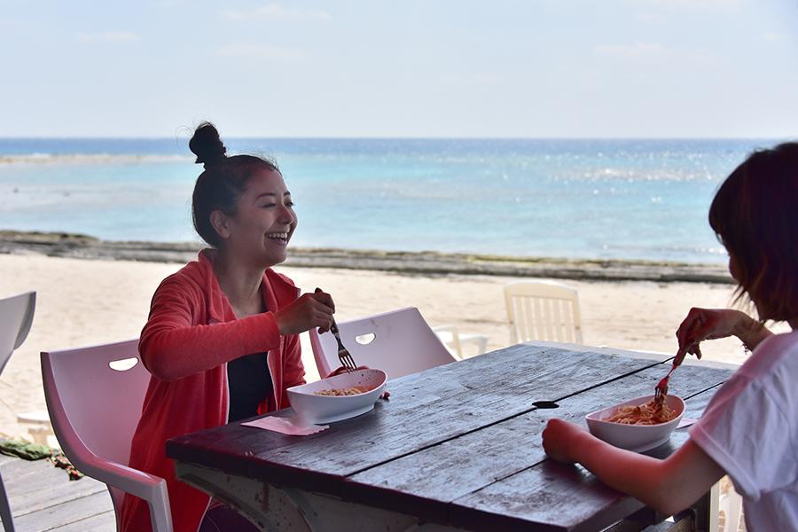 オーシャンビューカフェでランチの後は、のんびり海辺を散策