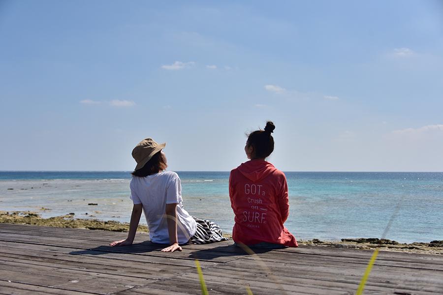 オーシャンビューカフェでランチの後は、のんびり海辺を散策