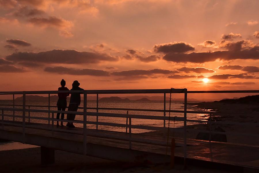オーシャンビューカフェでランチの後は、のんびり海辺を散策