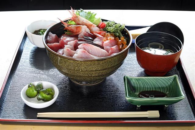 人気メニューの「伊良部海鮮丼」