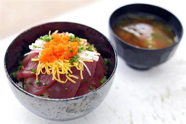 王道の「まぐろ丼」