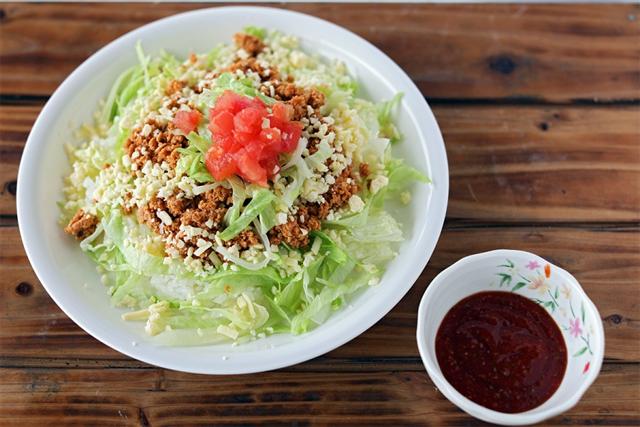 カジュアルにいただける「ツナタコライス」