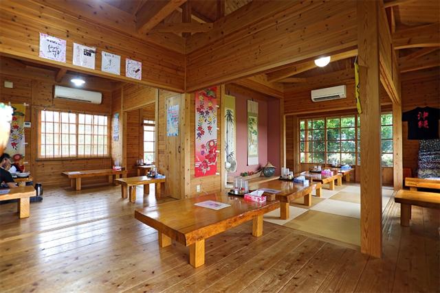 木の温もりに包まれた開放感たっぷりの店内