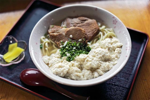 一番人気は、島とうふと宮古そばをかけあわせた「ゆし豆腐そば」