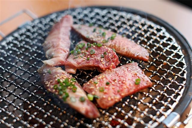 宮古牛の味わいを、最もシンプルに楽しめるのは、何と言っても炭火焼肉