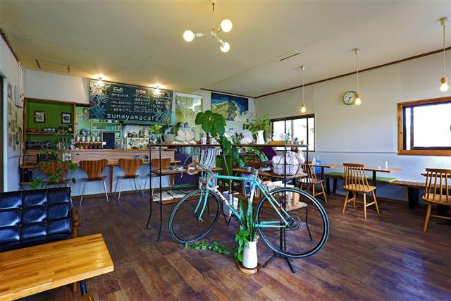 店内は目一杯の自然光が差し込む落ち着いたオシャレ空間