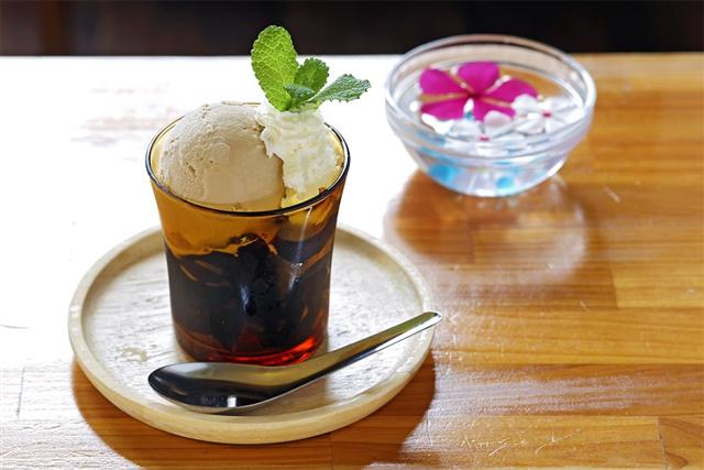 「ぷるぷるコーヒーゼリーと黒糖アイス」
