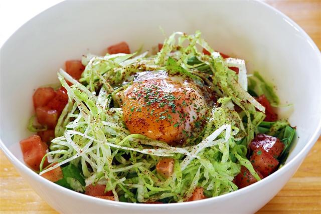 定番の「宮古牛タコライス温玉のせ（スープ付）」