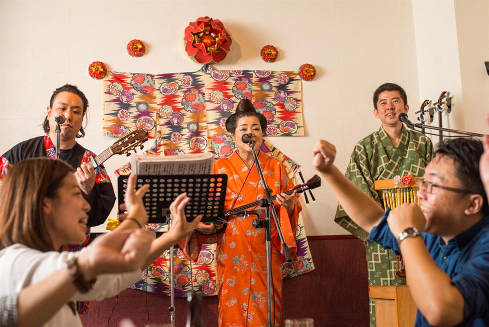 遠方の友人ファミリーと、沖縄の民謡居酒屋で現地集合！