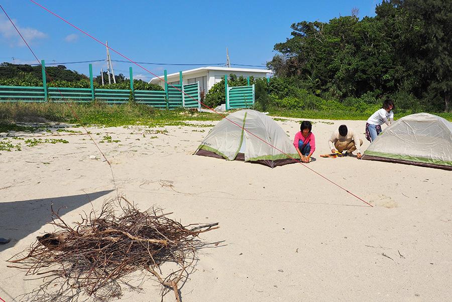 やんばるでブッシュクラフト体験白い砂浜でキャンプを楽しむ