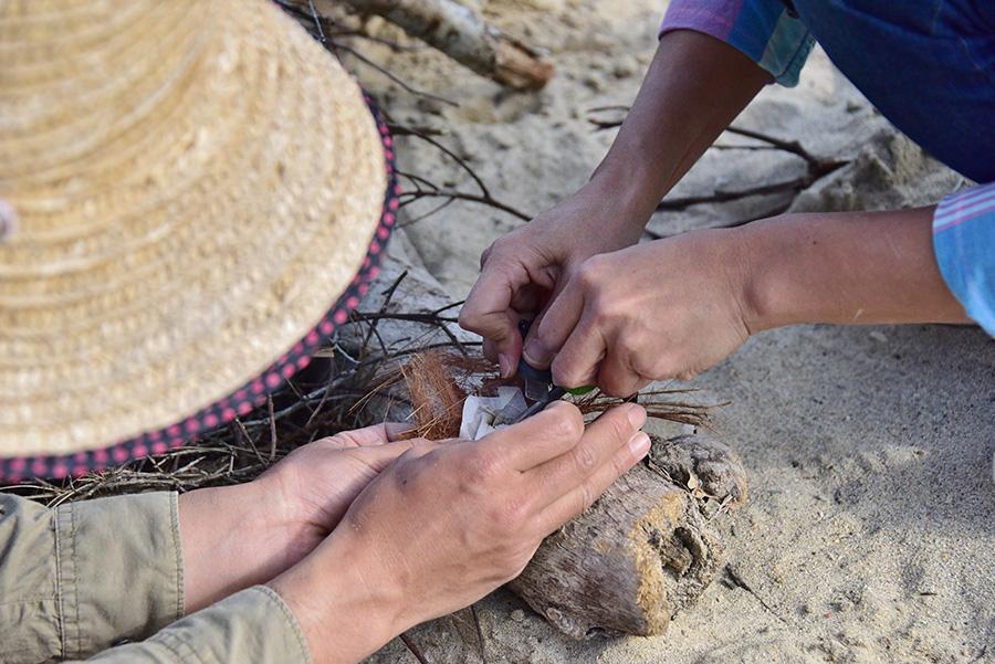 自分たちの力で火起こし豪快なキャンプ料理を仕込む