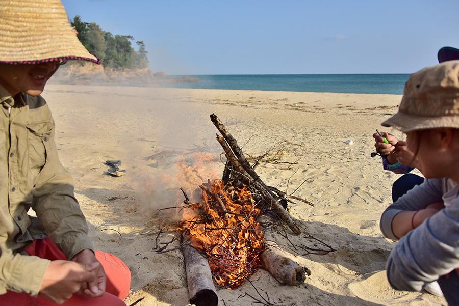 自分たちの力で火起こし豪快なキャンプ料理を仕込む