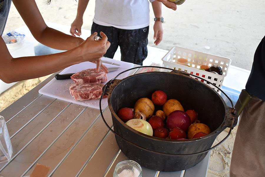 自分たちの力で火起こし豪快なキャンプ料理を仕込む
