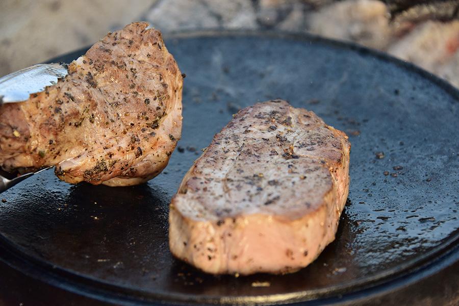 自分たちの力で火起こし豪快なキャンプ料理を仕込む