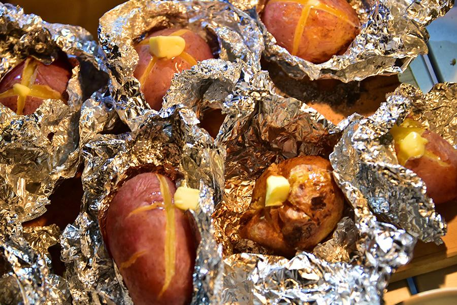 自分たちの力で火起こし豪快なキャンプ料理を仕込む