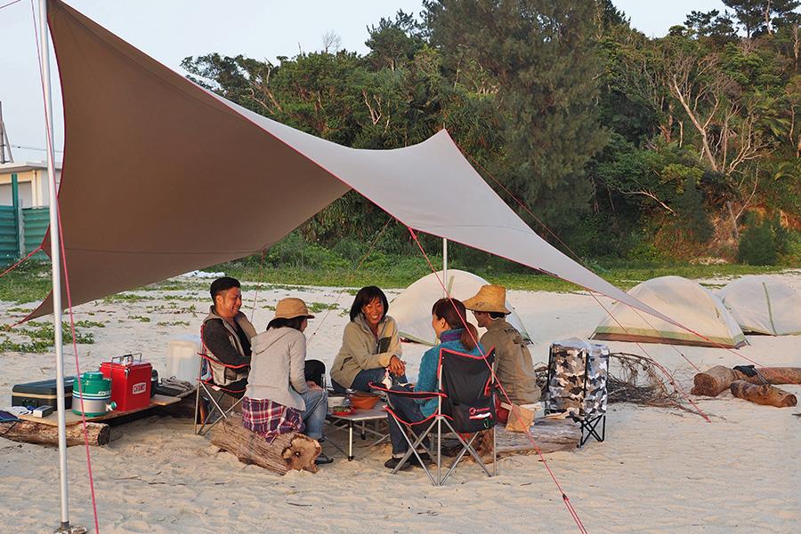 自分たちの力で火起こし豪快なキャンプ料理を仕込む