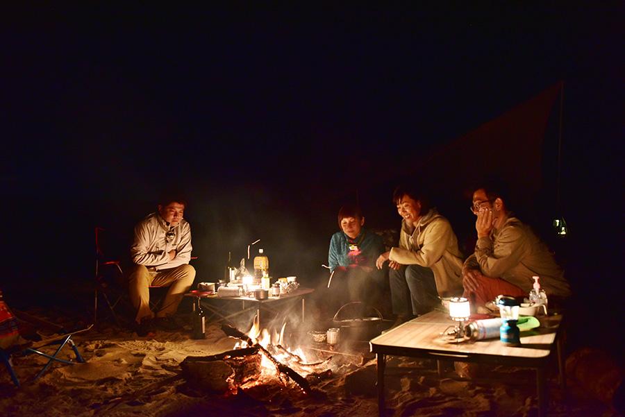 たき火を囲んで星空観察波の音を聴きつつ夢の中へ