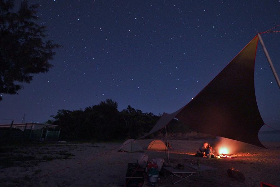 たき火を囲んで星空観察波の音を聴きつつ夢の中へ