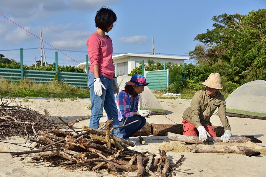 自分たちの力で火起こし豪快なキャンプ料理を仕込む