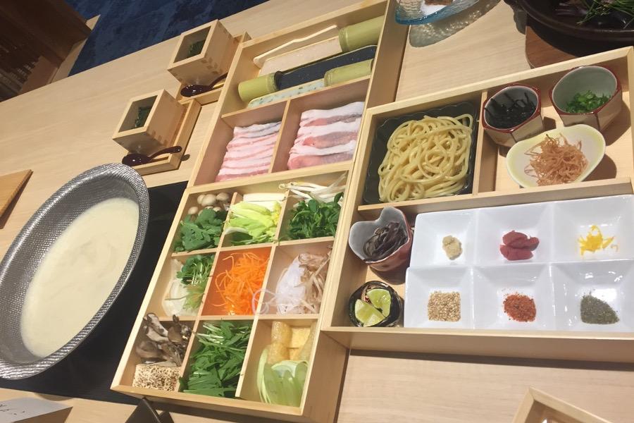 三段重のにぎやか鍋