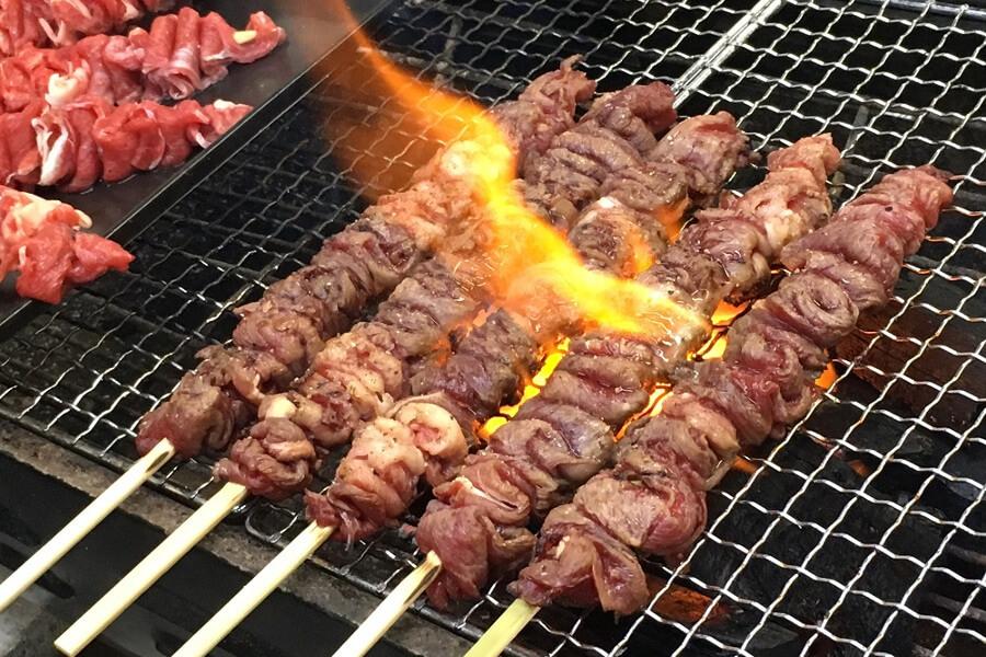 炭火で豪快に焼き上げる「馬串小山商店」の馬刺ステーキ肉串