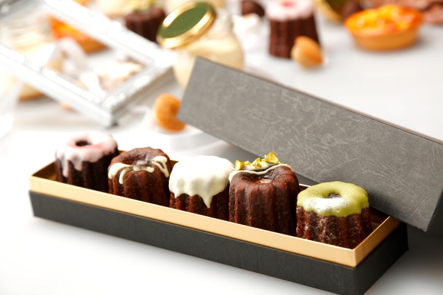 土産物にもおすすめの「5種のカヌレ」（バニラ、ピスタチオ、抹茶、アールグレイ、ストロベリー）