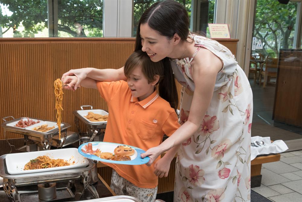 子どもの高さに合わせたブッフェ台