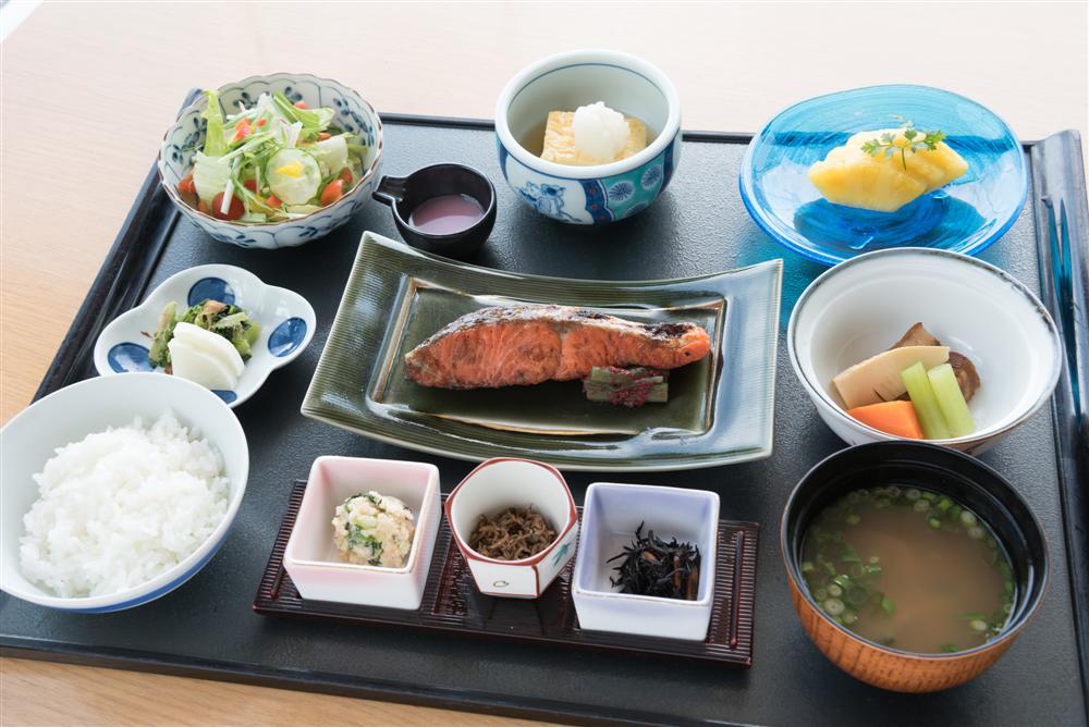 日本料理「彩（いろどり）」の朝食
