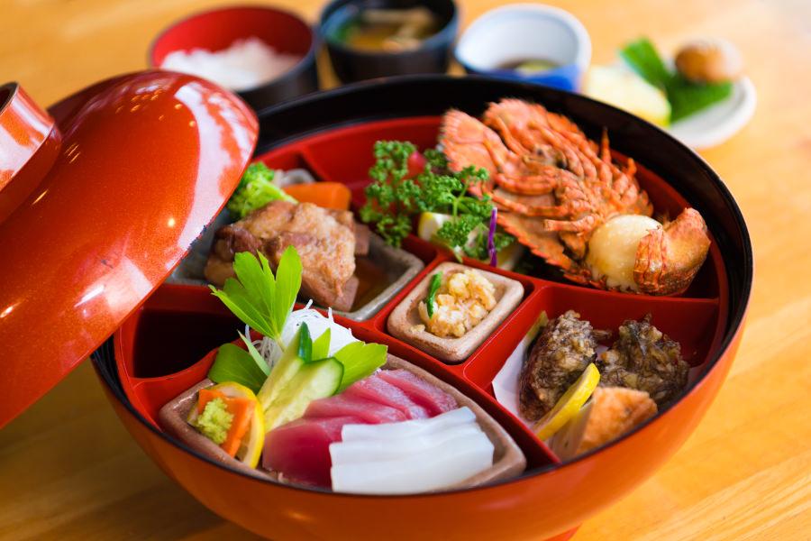 目にも鮮やかな「ばしゃ山定食」は、ボリューム感満点の一品