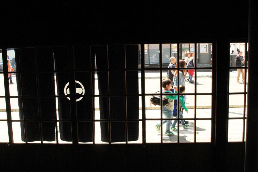 本間家の窓から見た増毛のにぎわい