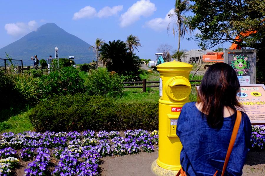 指宿市の花「菜の花」をイメージした、全国的にも珍しい黄色いポスト。旅の想い出を投函してみましょう