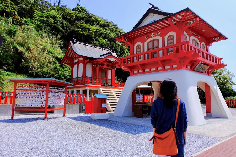 豊玉姫（乙姫様）を祀った龍宮神社。おとぎ話の一場面に迷い込んだかのような雰囲気を味わえます