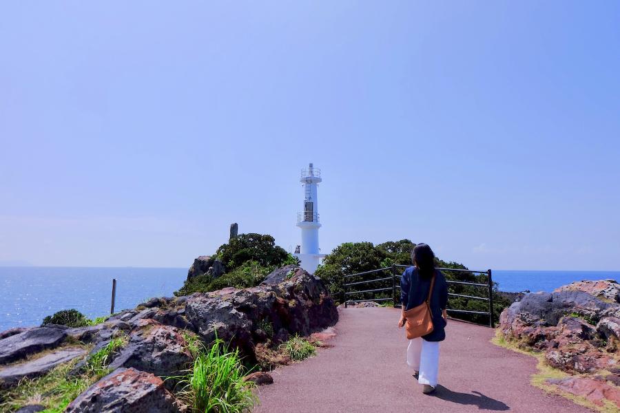 長崎鼻は別名「竜宮岬」。天気が良い日は、岬の先端まで散策してみるのもおすすめ